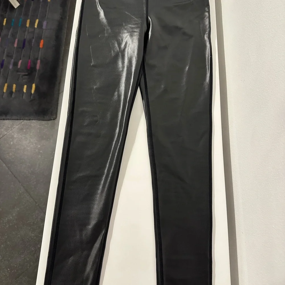 NWOT Shiny Black liquid leggings size small/2 - Picture 3 of 5